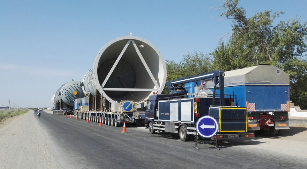 Сопровождение крупногабаритного груза на дороге